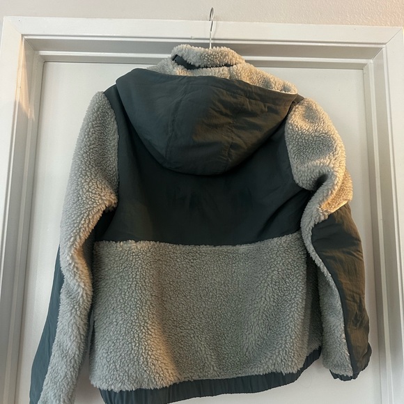 Patagonia Women's Green Hooded Jacket - Picture 6 of 9